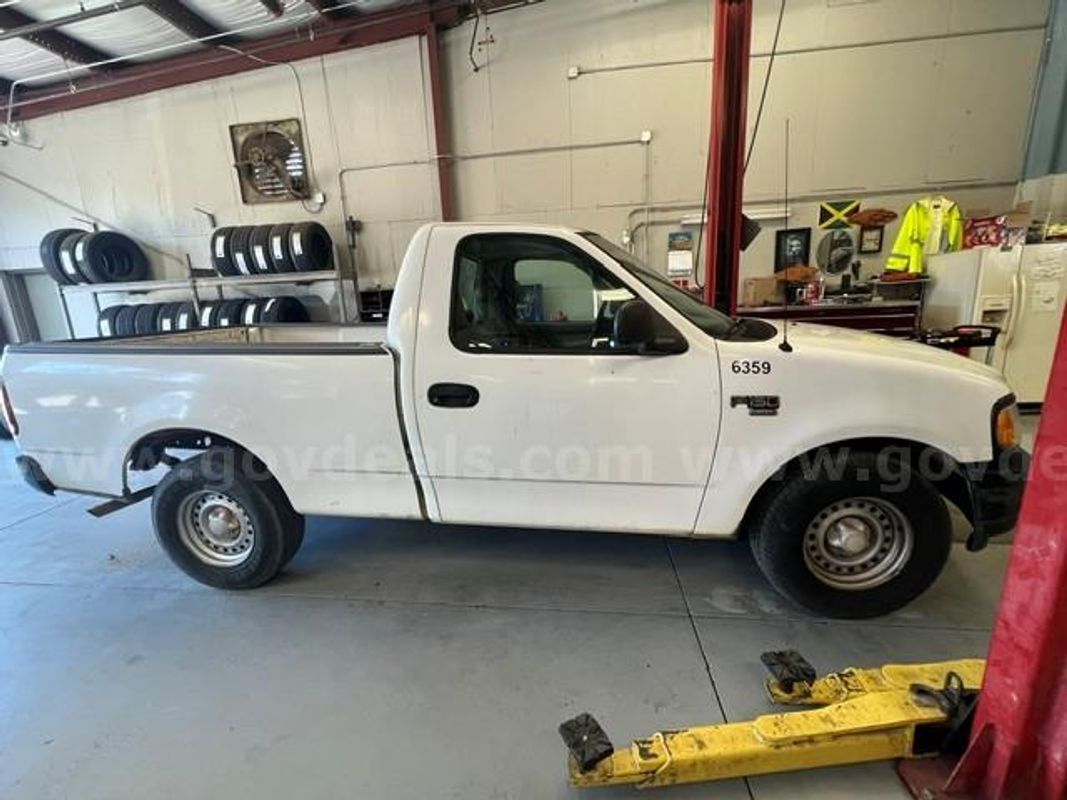 1998 Ford F-150 XL Reg. Cab Short Bed 2WD