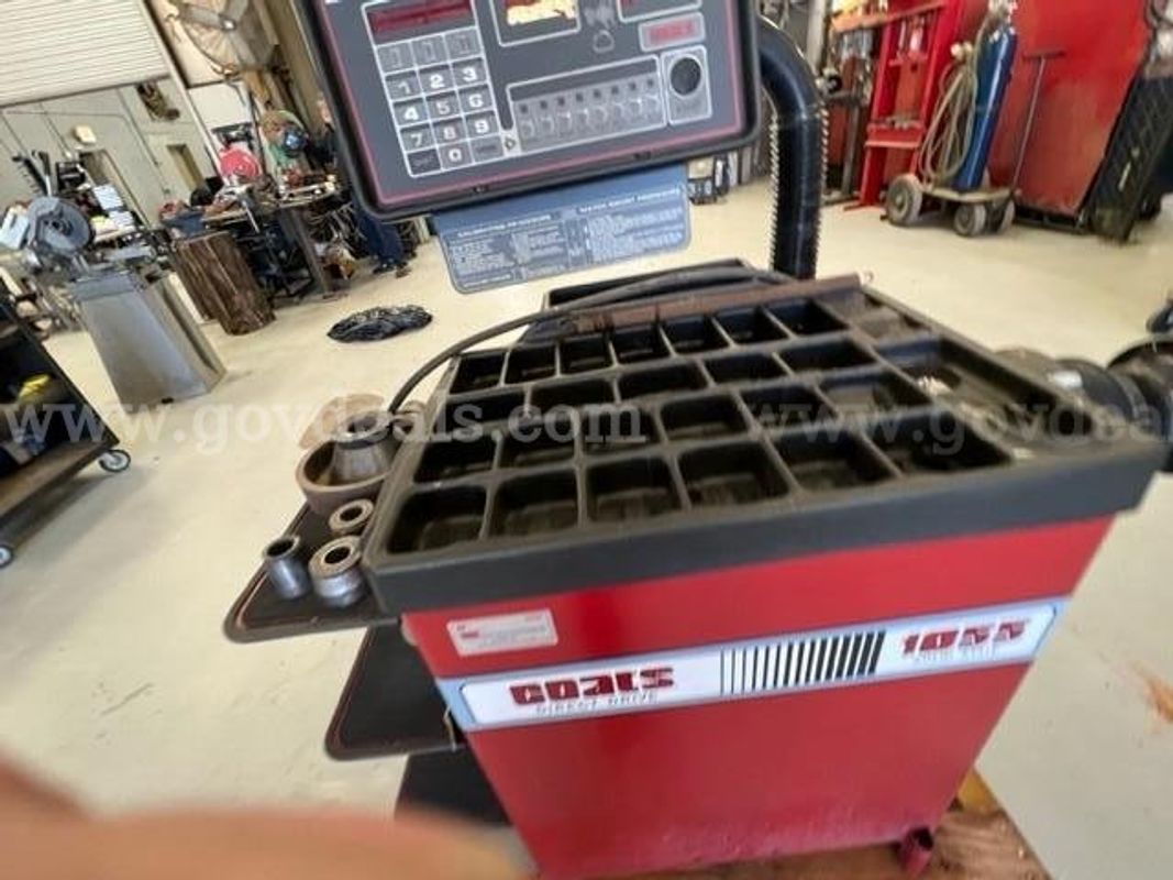COATS 1055 TIRE BALANCER WITH ADAPTORS