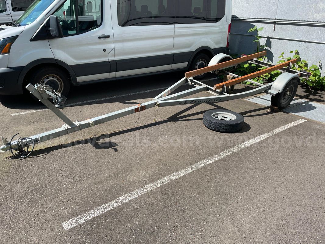 EZ Loader EZB 14-17 1250 Adjustable Boat Trailer [DAMAGED, SEE DESCRIPTION & PHOTOS]