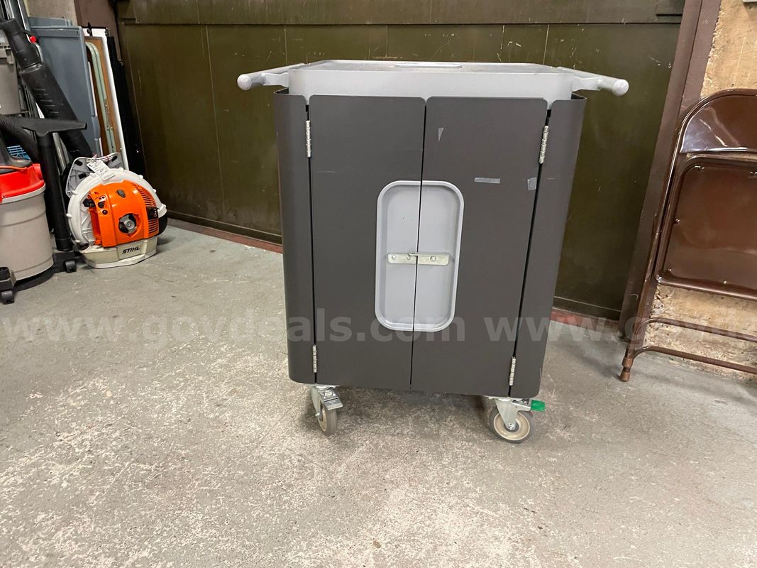 Bretford H3635LL/A iPad Charging Cart with (18) Obsolete iPads (2nd/3rd Gen)