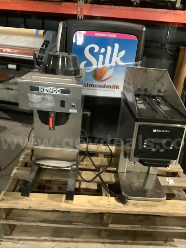 (1) Lot of 2 coffee makers and 1 creamer