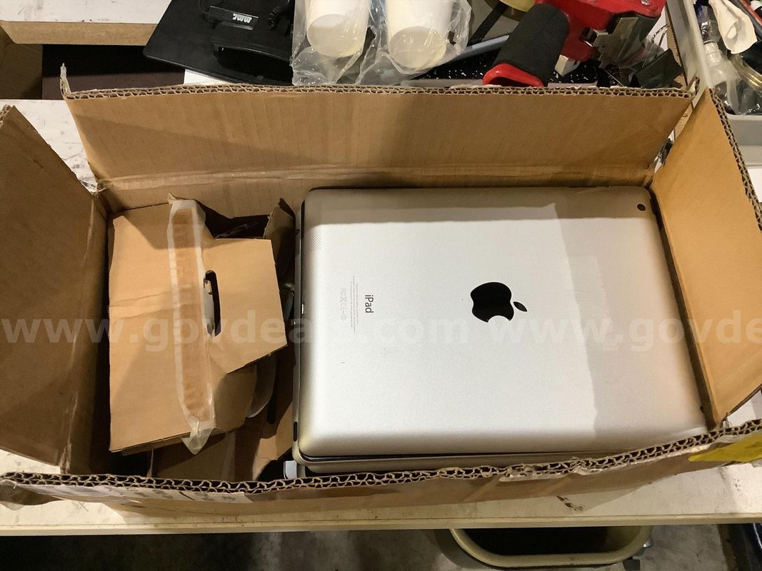Lot of 12 used Apple iPads