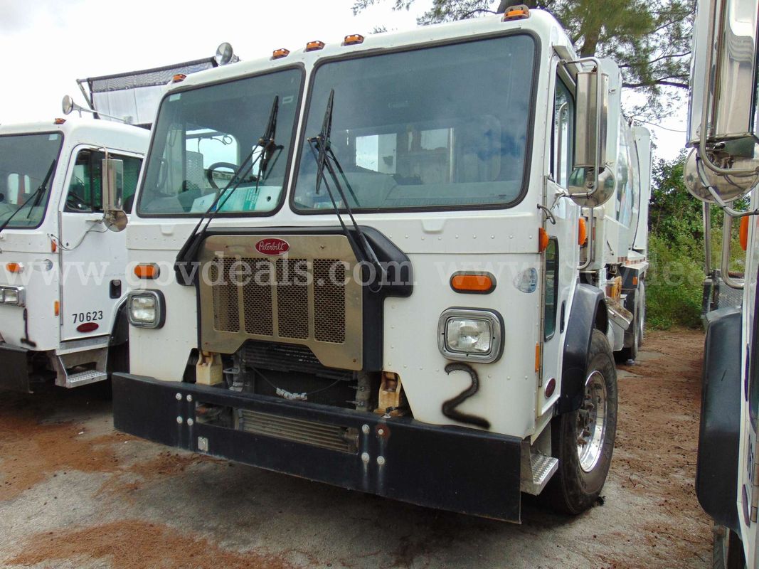 61174/ 2019 Peterbilt 520, equipped with a New Way automated side loader body 31 cubic yards. SW 26-10 #2