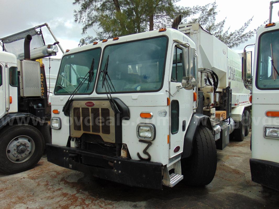 61114/ 2019 Peterbilt 520, equipped with a Labrie Automated side loader body 31 cubic SW 26-10 #3 yard.