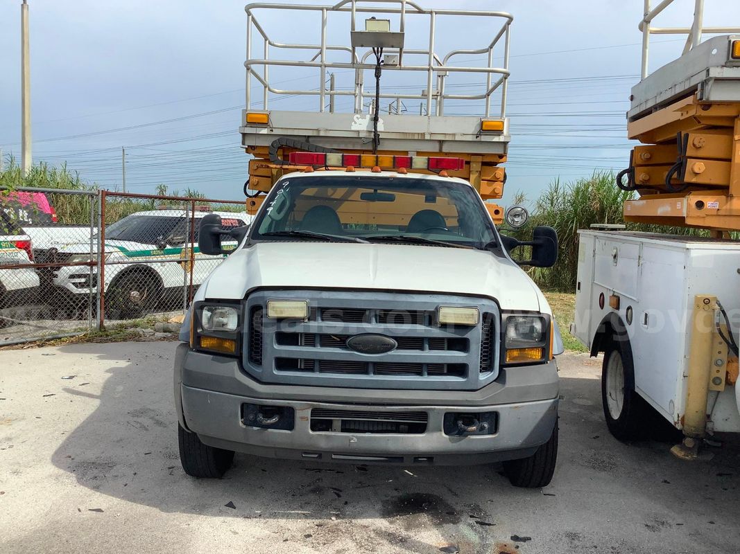 90149/ 2007 Ford F-550 platform truck.