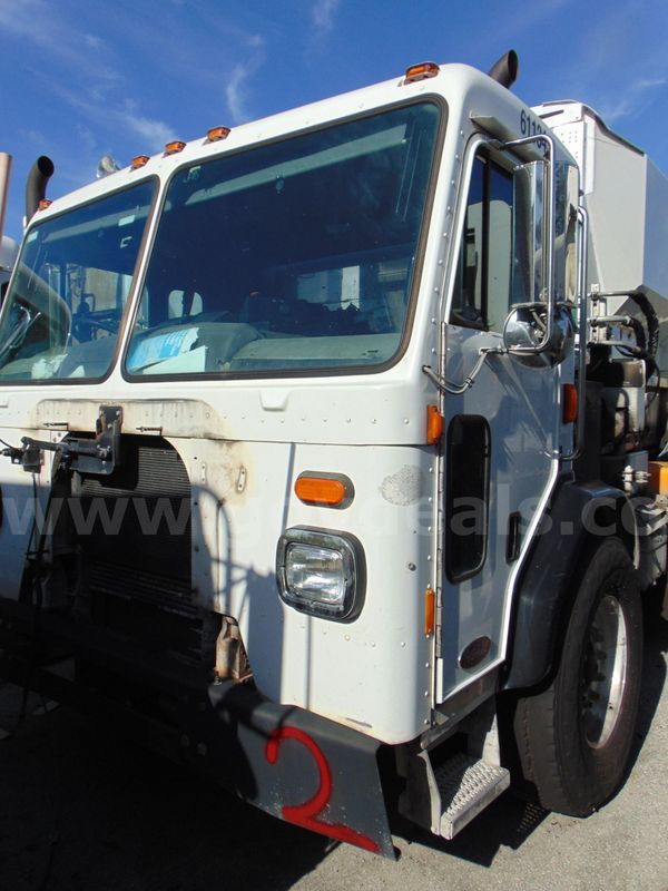 61134/ 2019 Peterbilt 520, with a Labrie AURH, automated side loader body 31 cubic yards. SW26-17 #2.