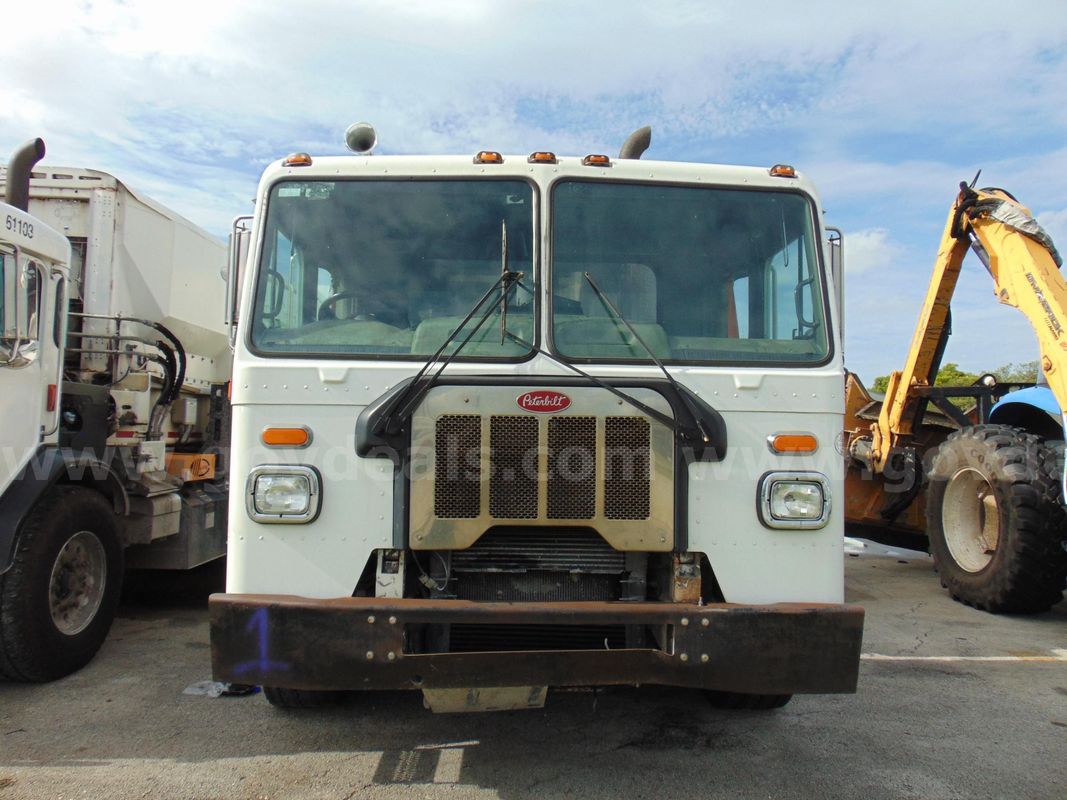 61104/ 2019 Peterbilt 520, with Labria AURH automated side loader body 31 cubic yards. SW 26-18 #1