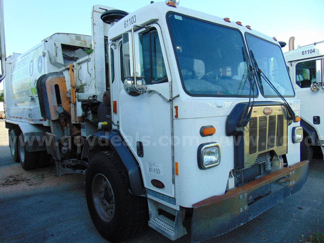 61103/ 2019 Peterbilt 520, with a Labrie AURH, automated side loader body, 31 cubic yard. SW 26-20 #1