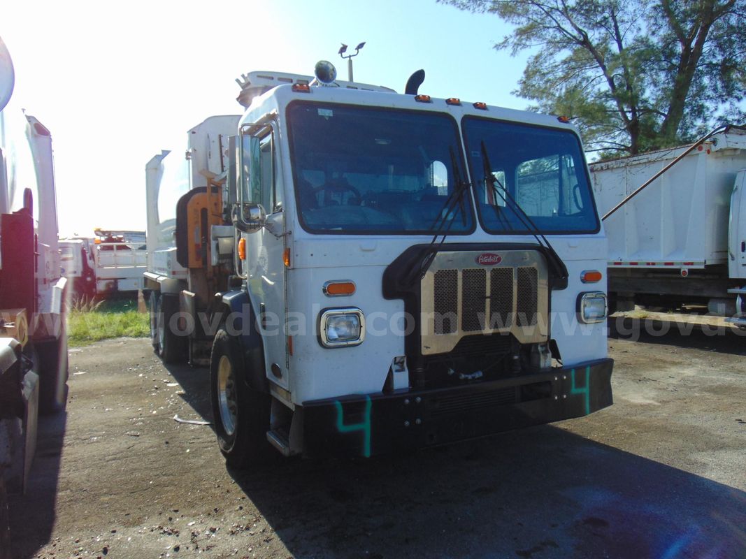 61107/ 2019 Peterbilt 520, with a Labrie AURH, automated side loader body, 31 cubic yard. SW 26-20 #4