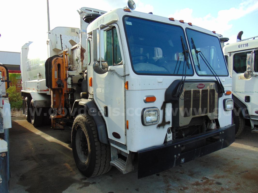61119/ 2019 Peterbilt 520, equipped with a Labrie, AURH, automated side loader body, 31 cubic yards. SW 26-19 #1