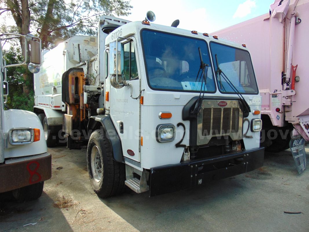 61126/ 2019 Peterbilt 520, with Labrie, AURH, automated side loader body 31 cubic yards. SW 26-19 #2