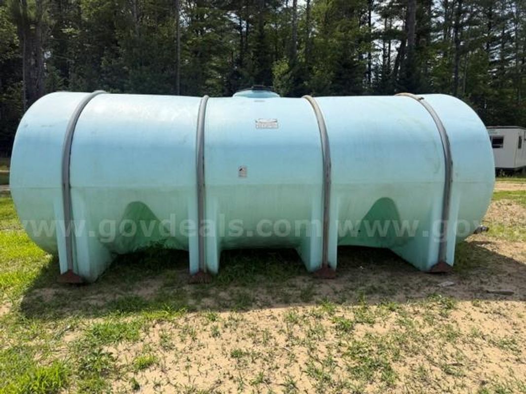 4000 gallon water storage tank **local pickup only**