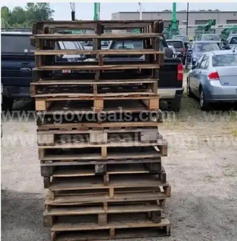 *LOCAL PICKUP ONLY* 1 lot of 10 Wood Pallets
