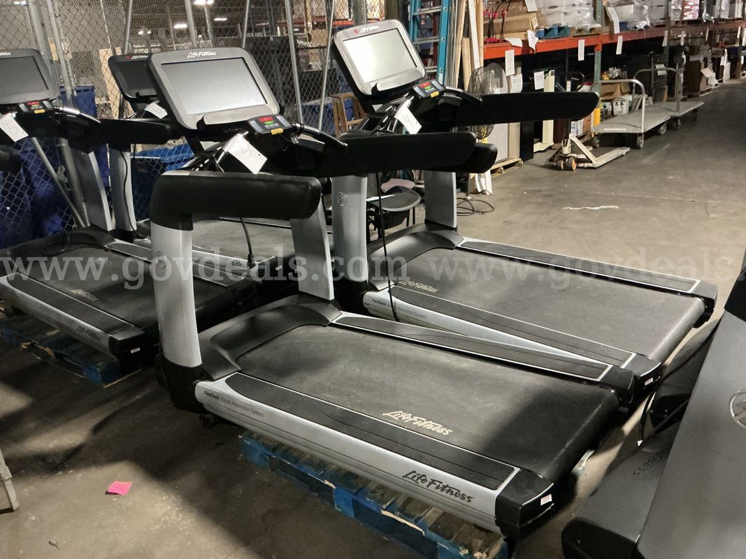 Life Fitness 95 TE Discover SE Treadmill