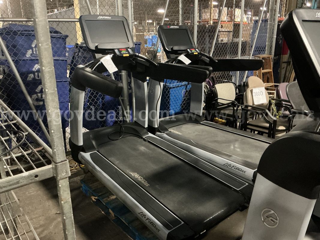Life Fitness 95 TE Discover SE Treadmill