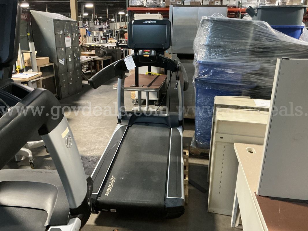 Life Fitness 95 TE Discover SE Treadmill