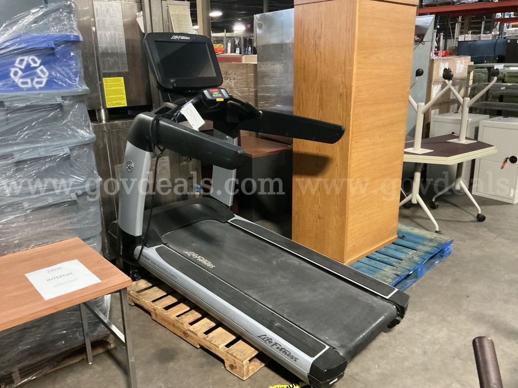 Life Fitness 95 TE Discover SE Treadmill