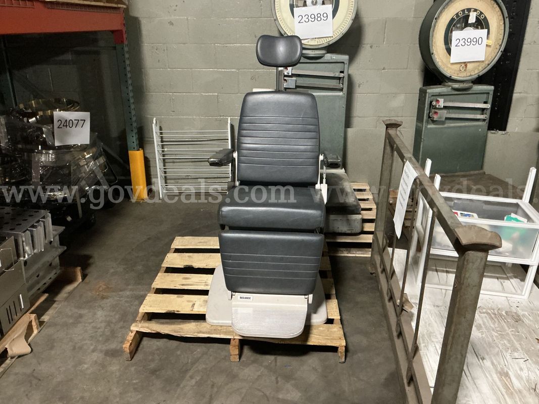 Manual Pneumatic Exam Chair.