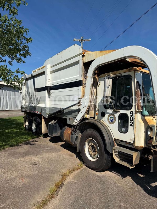2010 Mack MRU613 Front Loader Garbage Truck