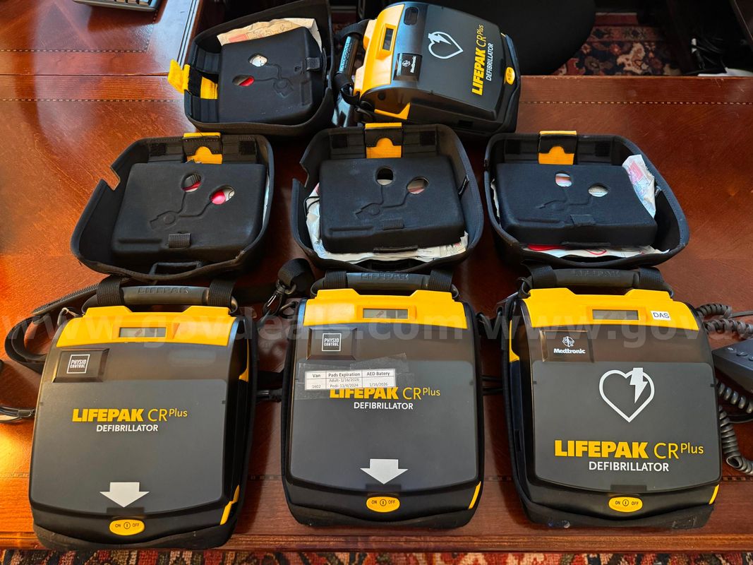 Lot of 4 Physio-Control LIFEPAK CR Plus AEDs with Carrying Cases