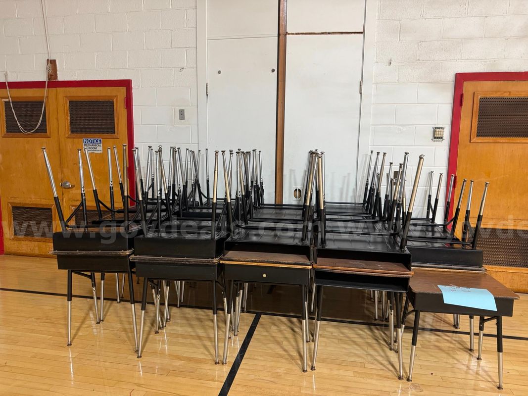 39 Student Desks