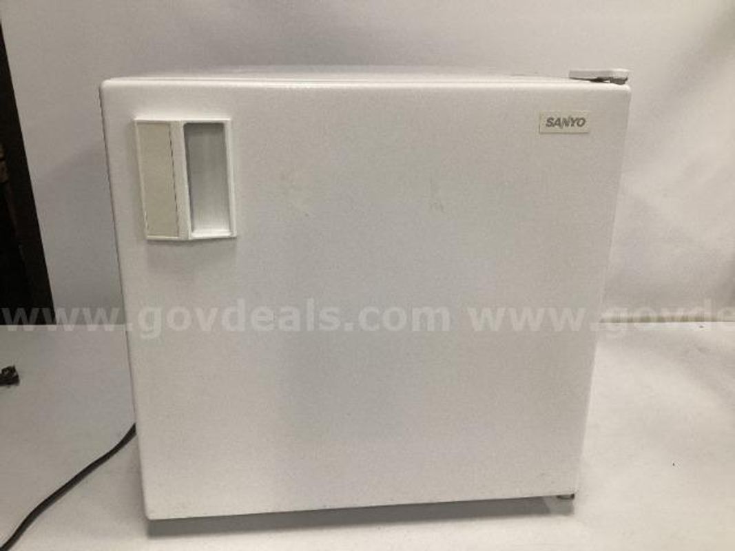 Sanyo Compact Mini Fridge