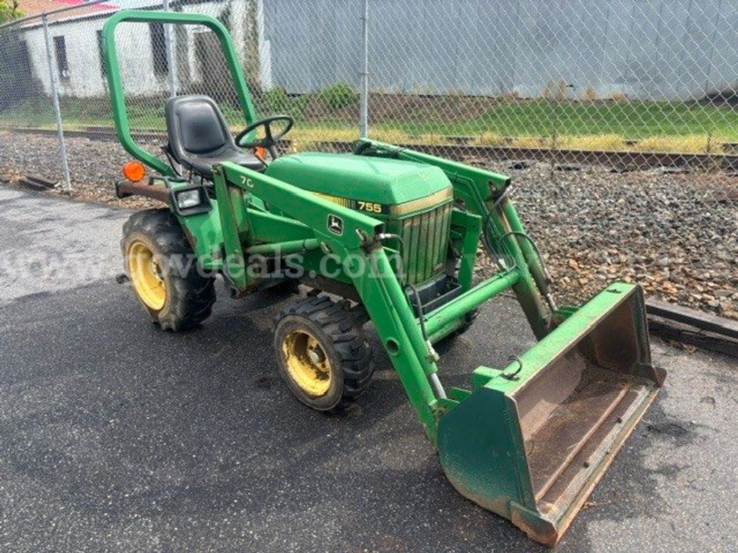 JOHN DEERE TRACTOR 755