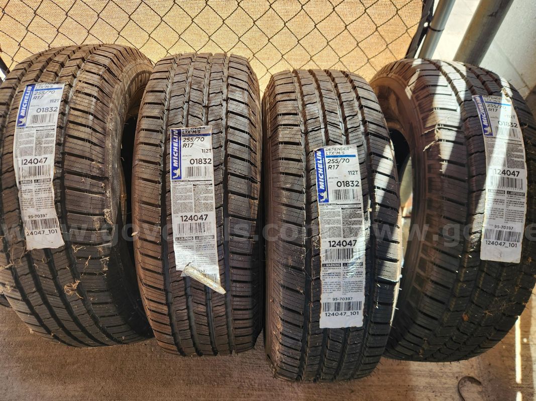 Set of 4 NOS Tires Michelin Defender 255/70/17