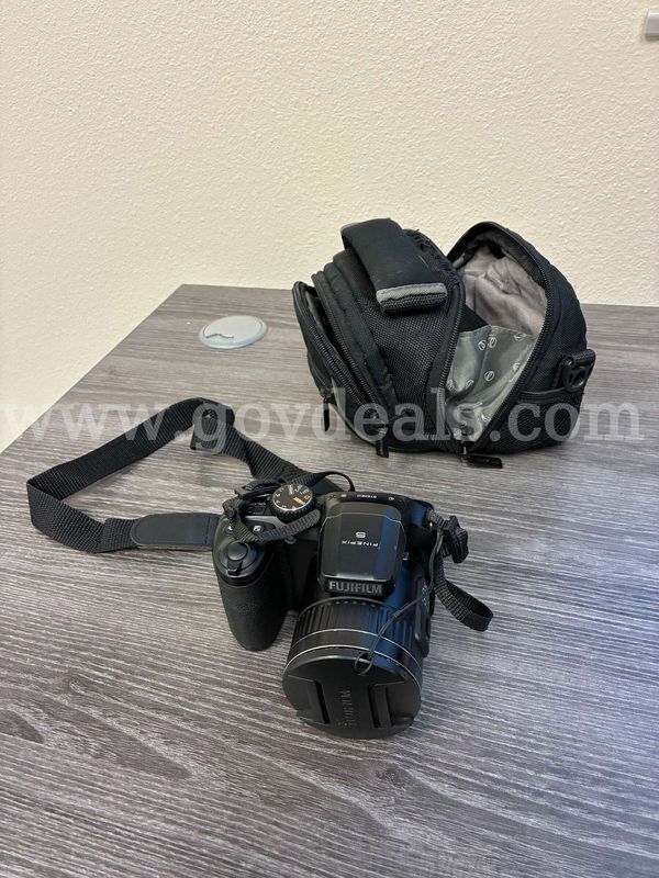 FUJIFILM FINEPIX S6800 CAMERA