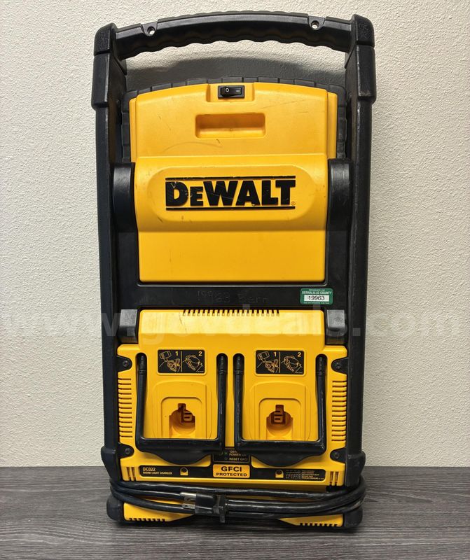DEWALT WORKLIGHT/DUAL PORT CHARGER WITH GFCI PROTECTION