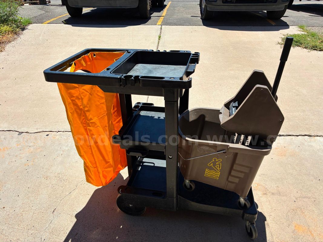 1 RUBBERMAID CUSTODIAL CART W/MOP BUCKET
