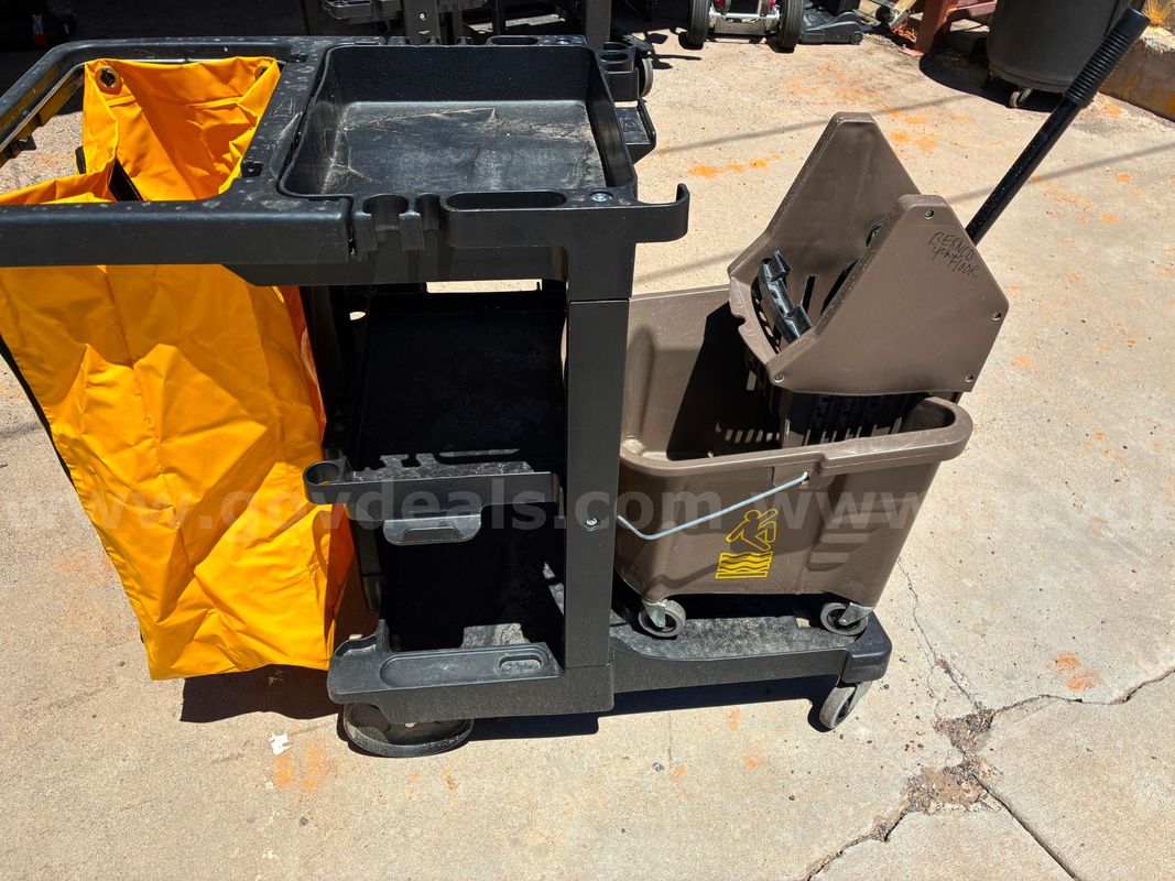 1 RUBBERMAID CUSTODIAL CART W/MOP BUCKET