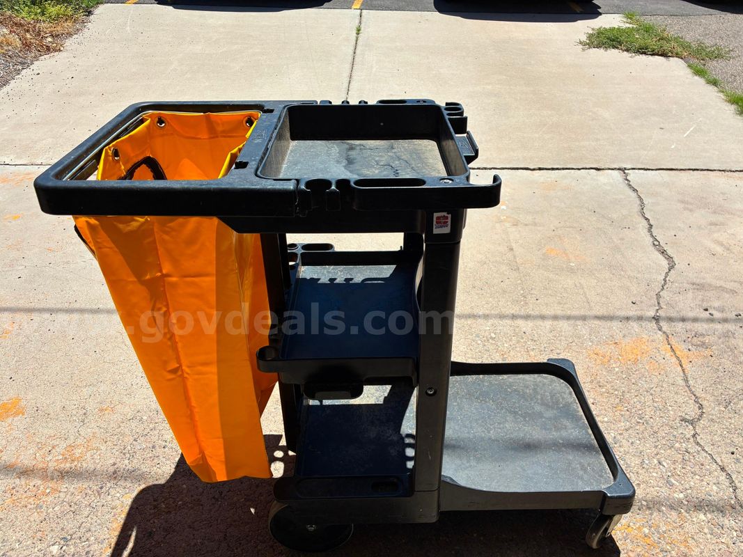 1 RUBBERMAID CUSTODIAL CART