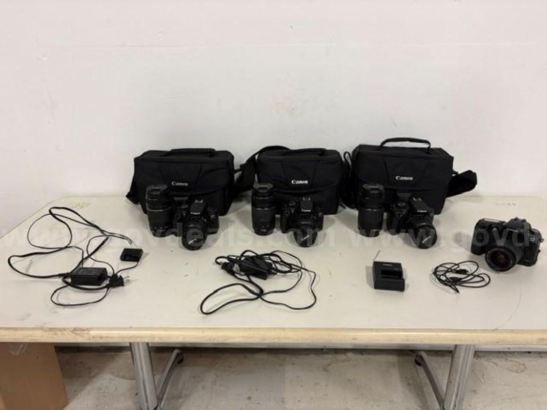 Lot of 3 Canon EOS Rebel T6 Camera's and 1 Canon EOS D60