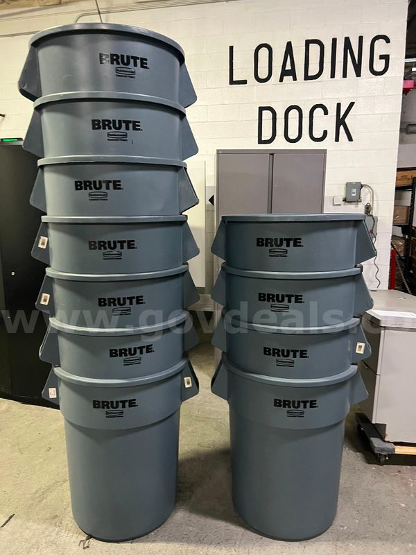 Brand New Rubbermaid BRUTE 55-Gallon Commercial Trash Cans – Qty 11 – Gray - Pick Up in Los Angeles