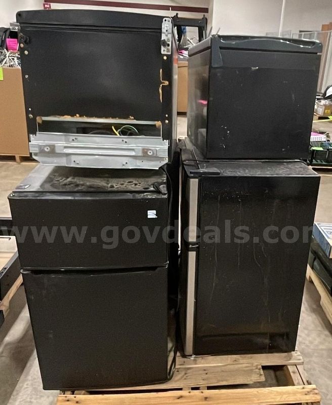 1 Pallet of Mini Refrigerators