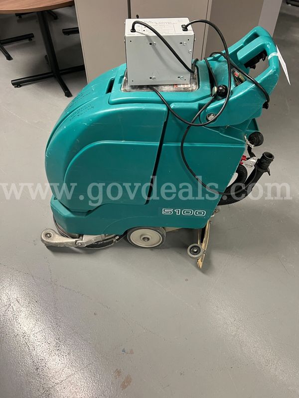 Tennant 5100 Floor Scrubber w/Accessories