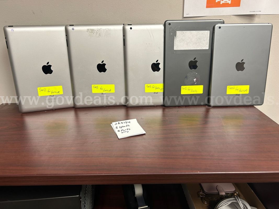 5 Ipads for parts