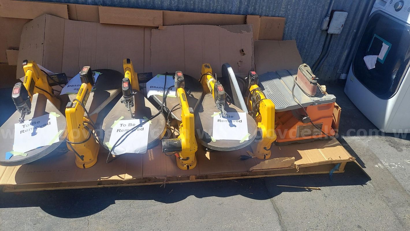 LOT OF 6 DEWALT SCROLL SAWS AND 1 RIDGID SANDER FOR PARTS OR REPAIR