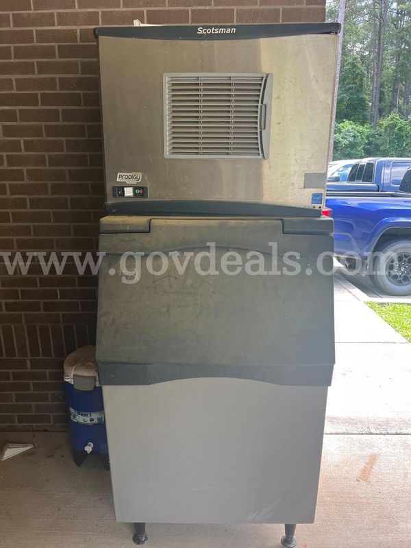 Scotsman Ice Machine with bin