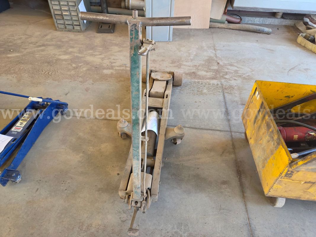 (1) 5 Ton Floor Jack