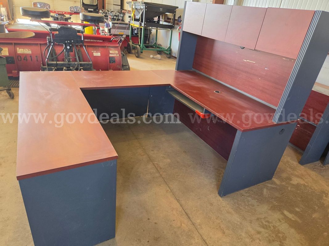 (1) Wood Office Desk