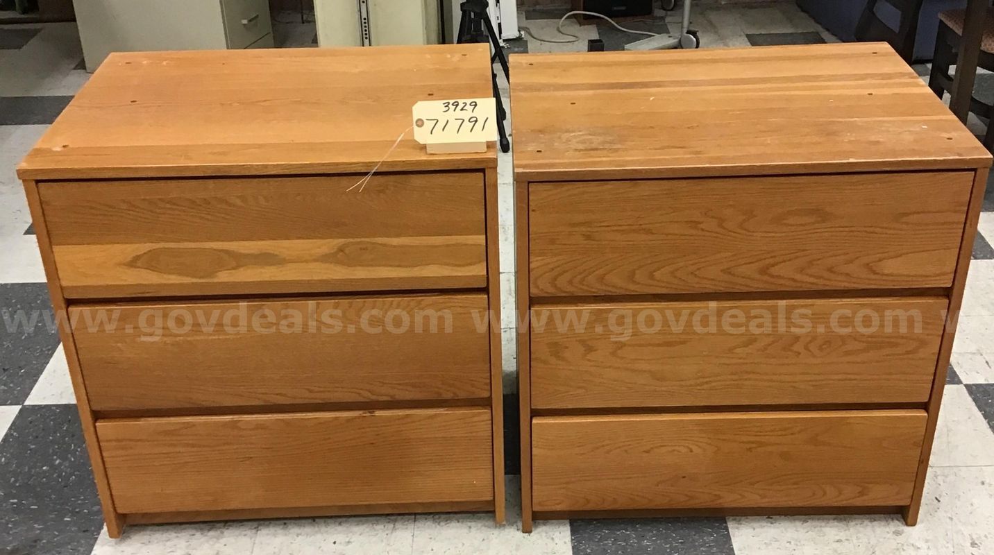 Lot of 2 dressers 30" x 24" x 30"