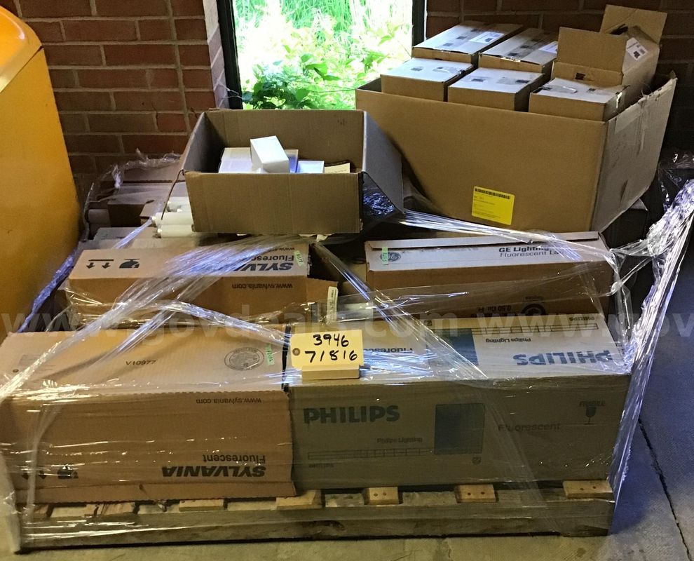 Skid of misc light bulbs