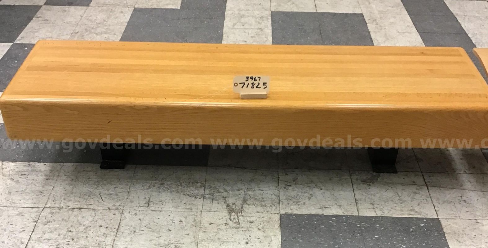 Lot of 2 wood benches