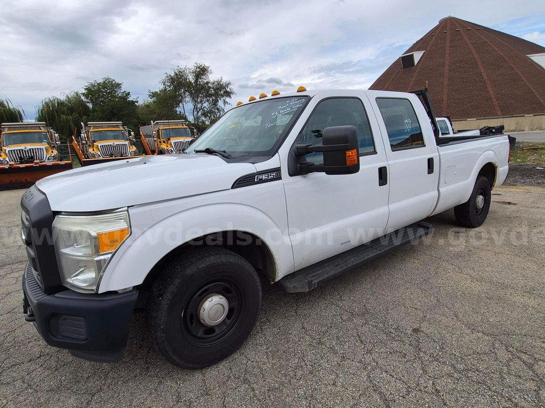 2015 Ford F-350 SD XL Crew Cab Long Bed 2WD - TOW OUT