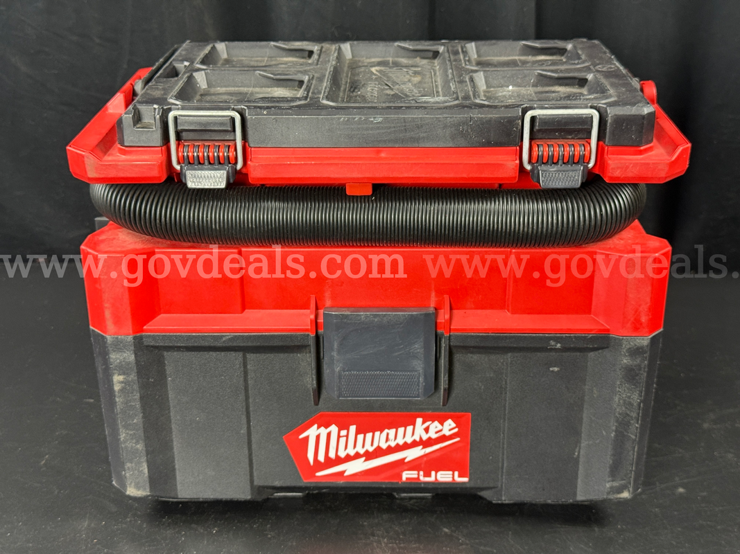 Milwaukee Wet/Dry Vacuum 2.5 Gallon Packout, Model 0970-20 With Battery & Accessories, Powers On