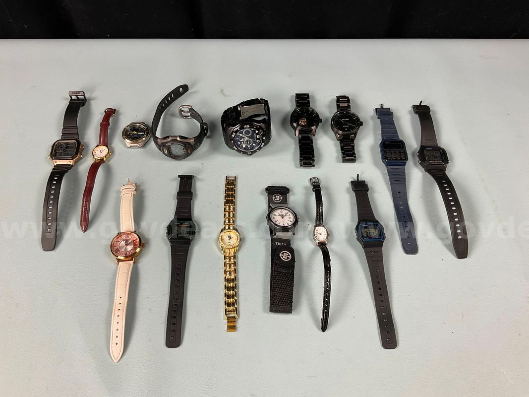 15 - Watches (1 - Without Band)