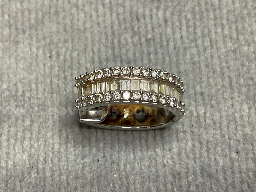 Gold Earring with Diamonds, Weight 2.62g