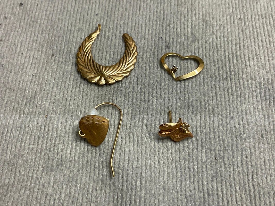 4 - Gold Jewelry Pieces, Total Weight 1.55g